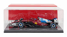 Modellino in scala della Ferrari F1 in una teca con i loghi degli sponsor, disponibile su Vroomi.
