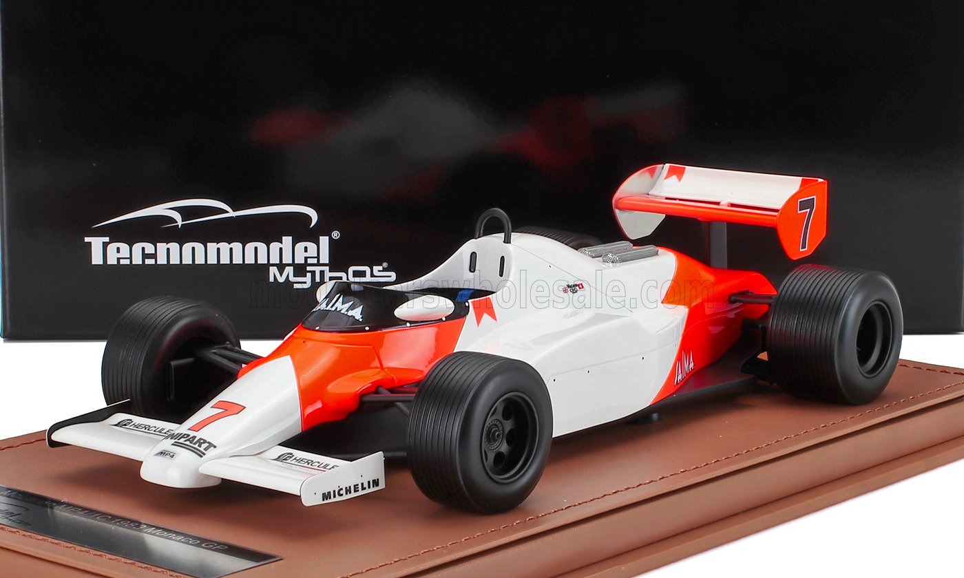 Modello in scala 1:18 della classica McLaren F1 bianca e rossa con il numero 7, su base espositiva, venduto tramite Vroomi.