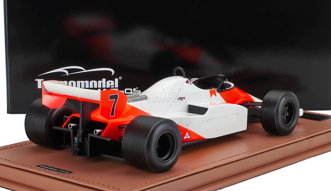 Modellino in scala dettagliato di una classica auto da corsa di Formula 1 bianca e rossa, numero 7, su base in pelle, in vendita su Vroomi.