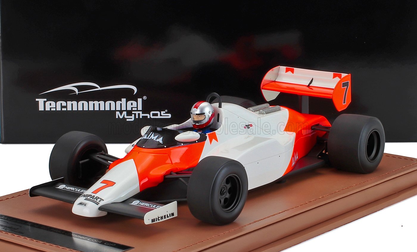 Modellino in scala di un'auto da corsa vintage di Formula 1 con livrea rossa e bianca, esposto su una base in pelle, disponibile su Vroomi.