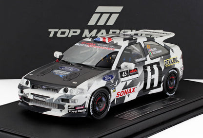Modello di auto da rally Ford RS Cosworth con design in bianco e nero, loghi Hoonigan e Sonax, presentato su Vroomi.