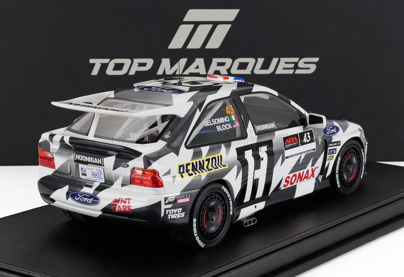 Modello di auto da rally Ford Escort RS con livrea bianca e nera, loghi Pennzoil e Sonax, presentato con il marchio Top Marques, disponibile su Vroomi.