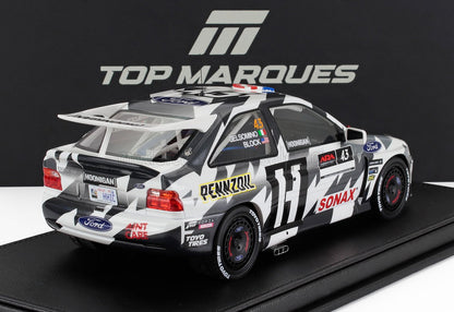 Modello di auto da rally Ford Escort RS con livrea bianca e nera, loghi Pennzoil e Sonax, presentato con il marchio Top Marques, disponibile su Vroomi.