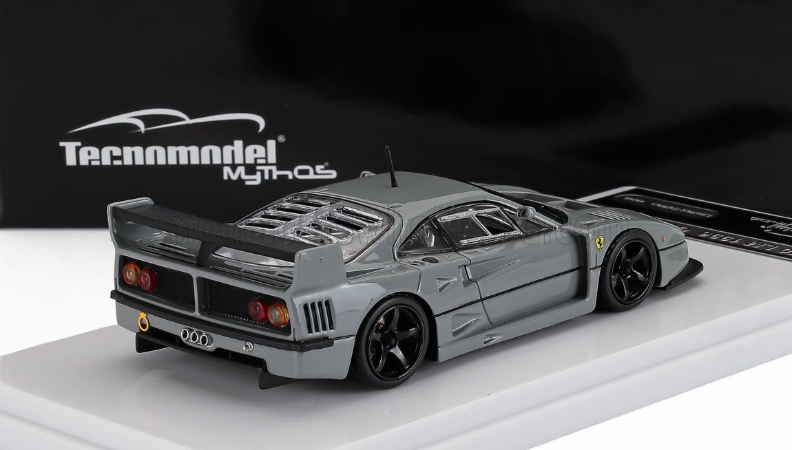 Modello di auto da corsa Ferrari F40 grigia di Tecnomodel ruote nere, spoiler posteriore e copertura motore in rete, disponibile su Vroomi.
