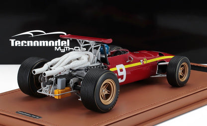 Modellino vintage rosso di Ferrari F1 con striscia gialla e numero 9 su base espositiva, disponibile su Vroomi.