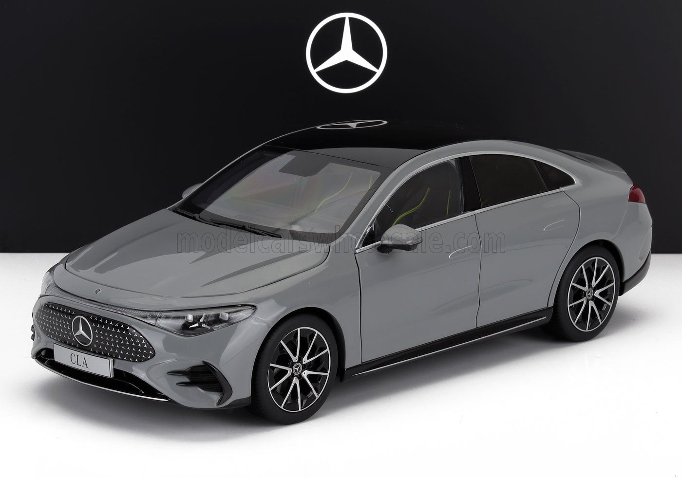 Modellino Mercedes-Benz CLA grigio con tetto nero e cerchi in lega, disponibile sulla piattaforma Vroomi.