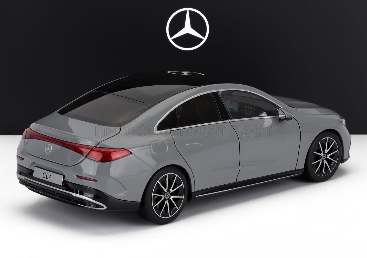 Modellino Mercedes-Benz CLA grigio con tetto nero e cerchi cromati, disponibile sulla piattaforma Vroomi.