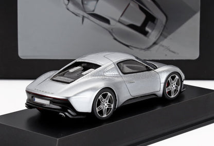 Modello di auto sportiva argentata su un espositore con sfondo nero, disponibile sulla piattaforma Vroomi.