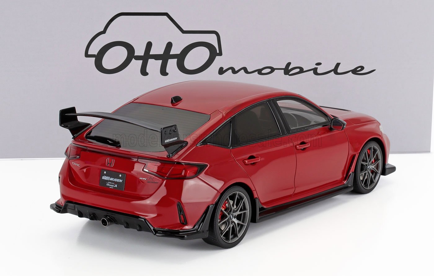 Modellino di Honda Civic Type R rossa con kit carrozzeria e spoiler Mugen, esposto con il marchio Otto Mobile, disponibile su Vroomi.