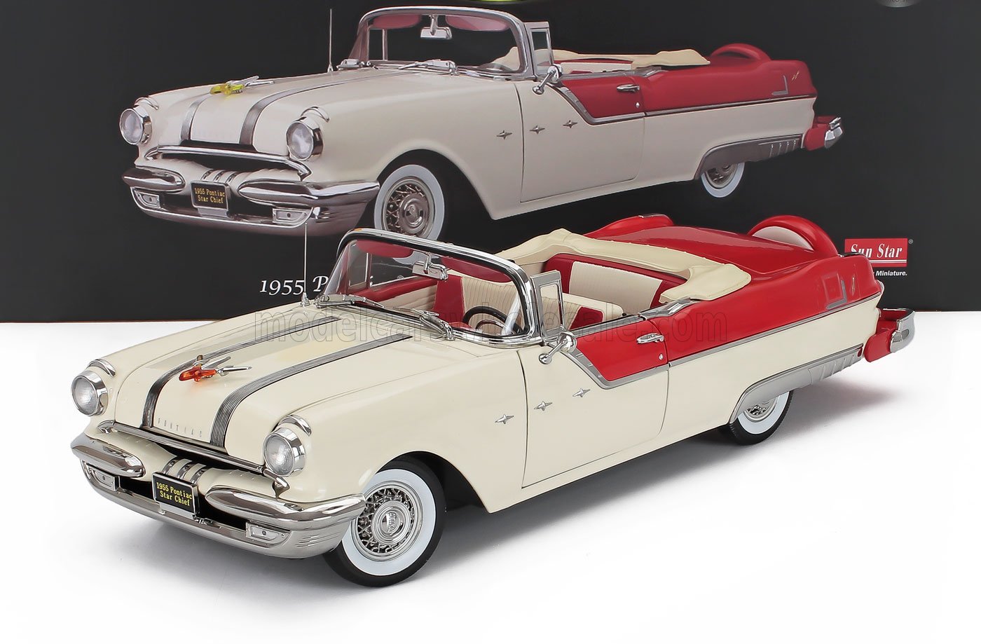 Modellino in scala 1/18 Pontiac Star Chief del 1955 in metallo pressofuso, rosso e crema, disponibile su Vroomi.