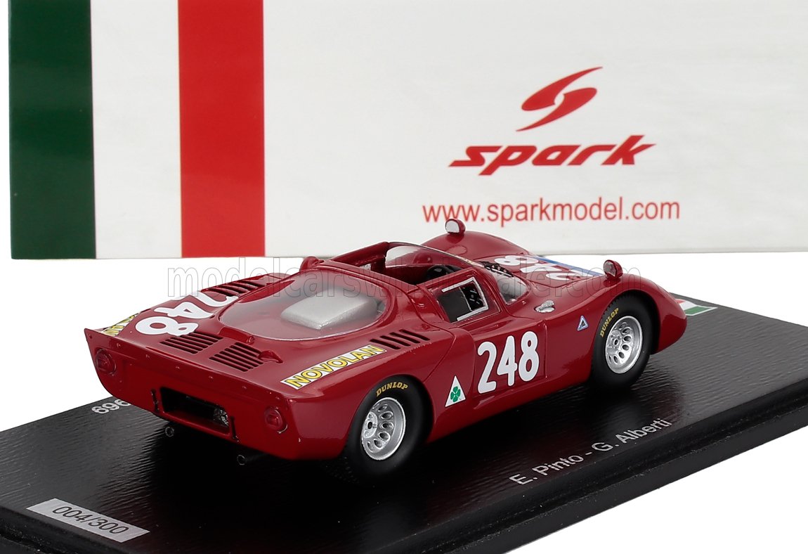 Modellino di auto da corsa Alfa Romeo in scala 1/43 colore rosso numero 248 della Spark con adesivi da corsa, esposto su supporto nero, disponibile da Vroomi.