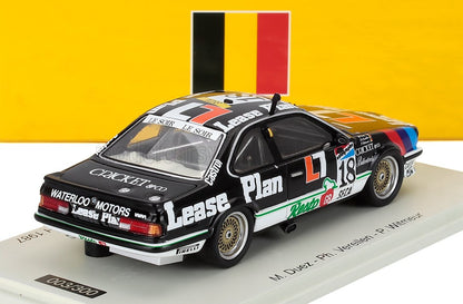 Modello in scala 1/43 dell'auto da corsa BMW M635 CSi con livrea Lease Plan, nera con decalcomanie bianche e degli sponsor, disponibile su Vroomi.