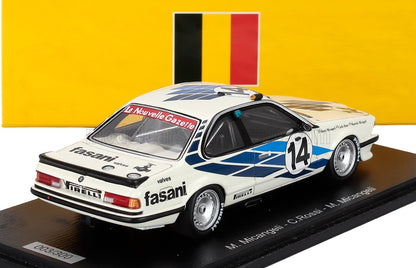 Modellino di auto da corsa BMW bianca modello 14 con grafica blu e adesivi degli sponsor su base nera, sfondo con bandiera del Belgio, disponibile da Vroomi.