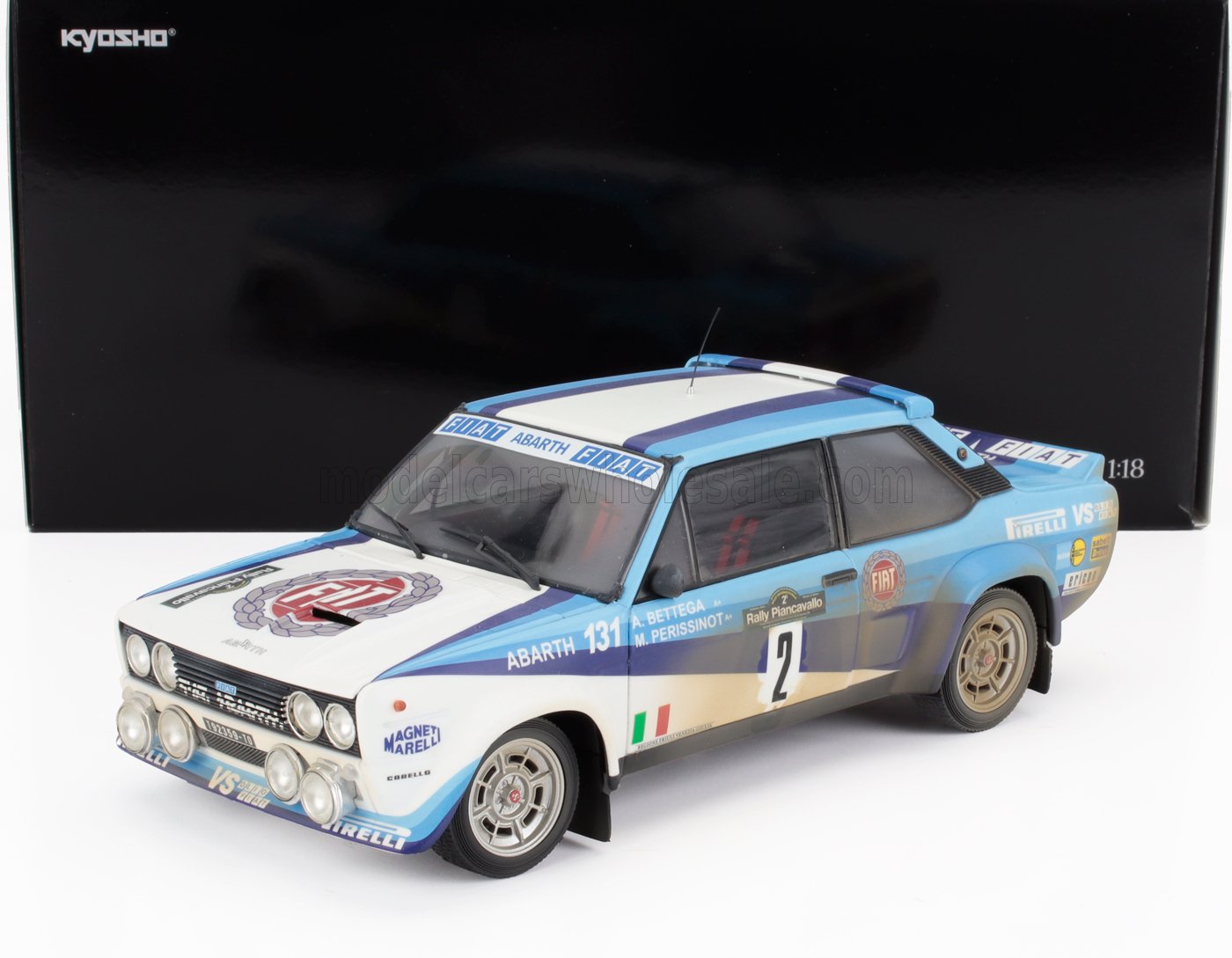 Modello di auto da rally Kyosho Fiat Abarth in scala 1:18, con livrea bianca e blu e adesivi degli sponsor, in vendita su Vroomi.