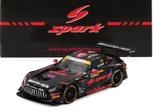Modellino di Mercedes AMG GT3 nera con logo Spark rosso e adesivi da corsa, disponibile su Vroomi.