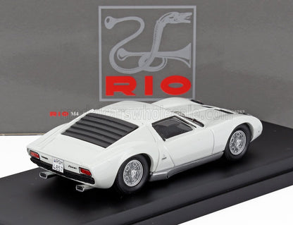 Modellino Lamborghini Miura bianco su base nera con il logo Rio sullo sfondo, disponibile sulla piattaforma Vroomi.
