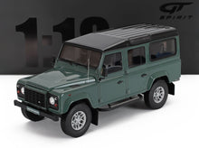 Modellino Land Rover in scala 1:18, verde e nero, fatto da GT Spirit, che puoi trovare su Vroomi.