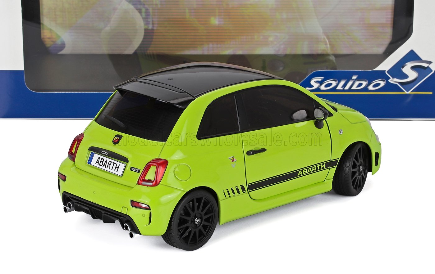 Modellino di Abarth 595 verde con tetto e ruote neri, disponibile tramite Vroomi con il marchio Solido.