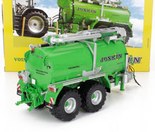 Modello in scala della bilancia agricola Joskin Volumetra 20000D verde con ruote e accessori dettagliati, disponibile su Vroomi.