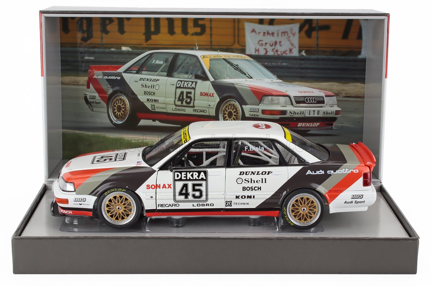 Modello di auto da corsa Audi Quattro DTM n. 45 di F. Biela con adesivi degli sponsor in confezione da esposizione disponibile su Vroomi.