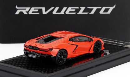 Modellino di auto sportiva Orange Revuelto su espositore nero con sfondo con marchio, disponibile su Vroomi.