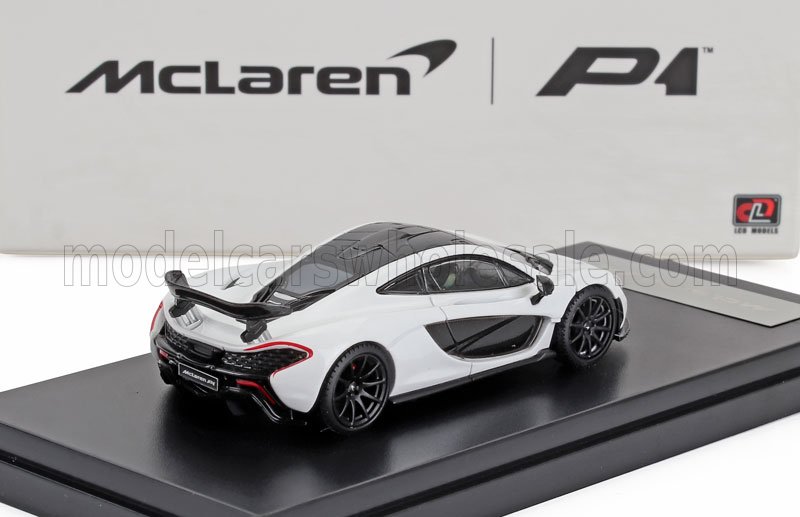 Modellino in scala della McLaren P1 bianca con dettagli neri su supporto da esposizione, disponibile su Vroomi.