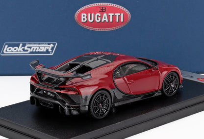 Modellino Bugatti Chiron Pur Sport rosso e nero su espositore, disponibile tramite Vroomi.