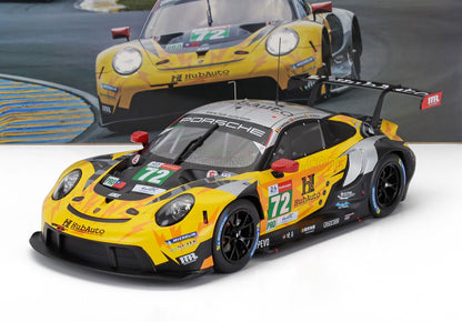 Modello di auto da corsa Porsche 911 GT3 R gialla e nera con livrea HubAuto, disponibile su Vroomi.