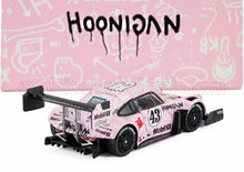 Modellino in scala 1/43 della Porsche da corsa Pink Hoonigan con alettone posteriore nero e decalcomanie, disponibile su Vroomi.