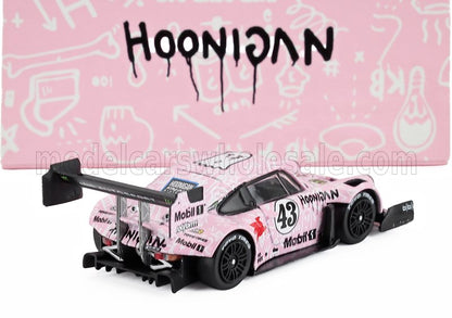 Modellino in scala 1/43 della Porsche da corsa Pink Hoonigan con alettone posteriore nero e decalcomanie, disponibile su Vroomi.