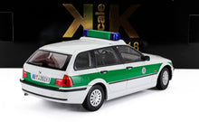 Modello di station wagon della polizia tedesca BMW verde e bianca con barra luminosa blu, disponibile su Vroomi.