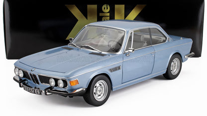 Modellino classico BMW 3.0 CSL E9 azzurro con cerchi argentati disponibile su Vroomi