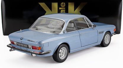 Modellino classico BMW 3.0 CSI E9 azzurro con interni dettagliati, disponibile su Vroomi.