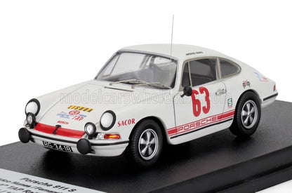 Modello da corsa Porsche 911 S bianca con il numero 63, adesivi dettagliati, su espositore, disponibile da Vroomi.