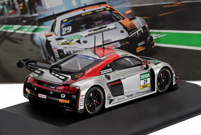 Modello di auto da corsa Audi R8 LMS argento e rosso con adesivi da gara in esposizione, presentato su Vroomi.