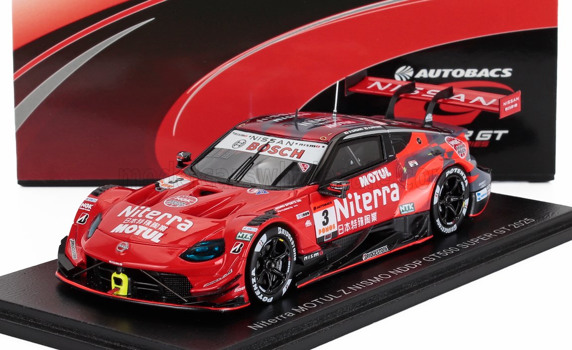 Modello dell'auto da corsa Red Niterra MOTUL Nissan GT500 Super GT 2023 in mostra, disponibile tramite Vroomi.