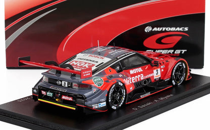 Modello dettagliato dell'auto da corsa Nissan Nismo GT500 con i marchi Motul e NGK, presentato su Vroomi.