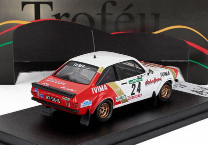 Modellino Ford da corsa rosso e bianco numero 24 con adesivi degli sponsor in mostra, offerto su Vroomi.