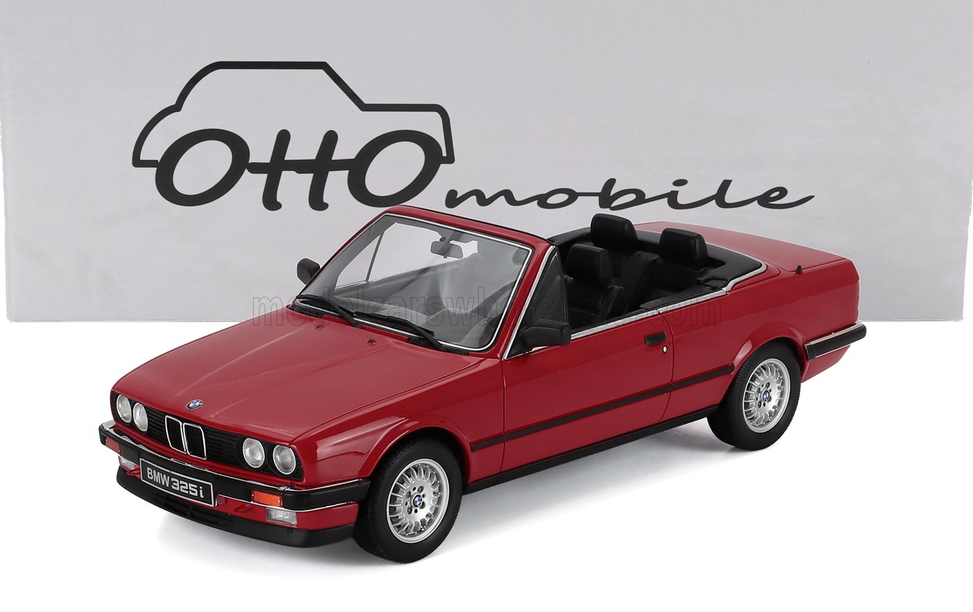 Modellino in scala 1/18 della BMW 325i E30 cabriolet rossa, ora disponibile su Vroomi.