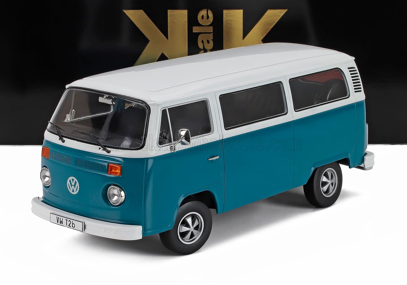 Modellino in scala del classico furgone Volkswagen T2b blu e bianco disponibile nel negozio per collezionisti Vroomi.