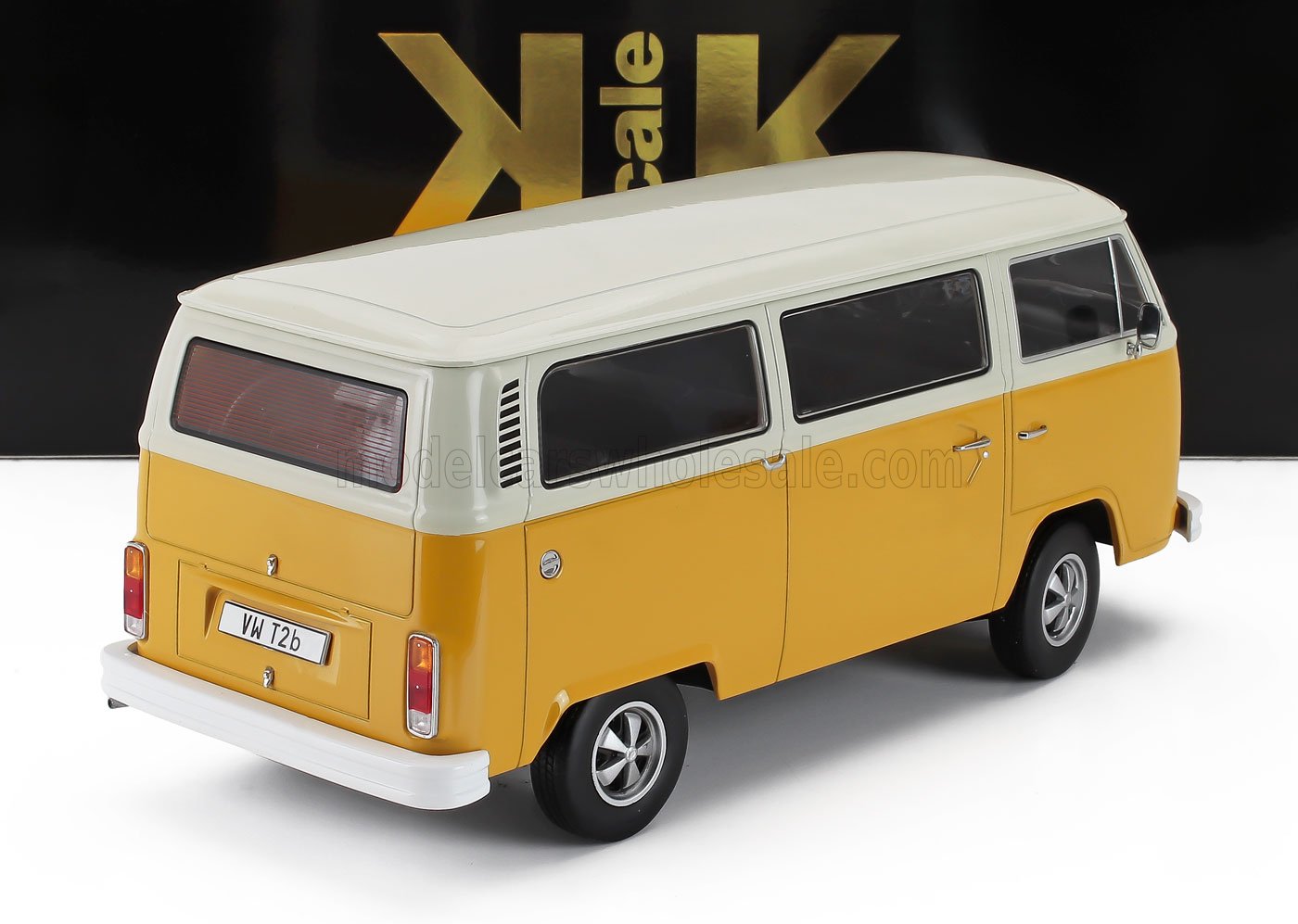 Modellino in scala di un furgone Volkswagen T2b giallo e bianco con finestrini e ruote dettagliati, disponibile su Vroomi.