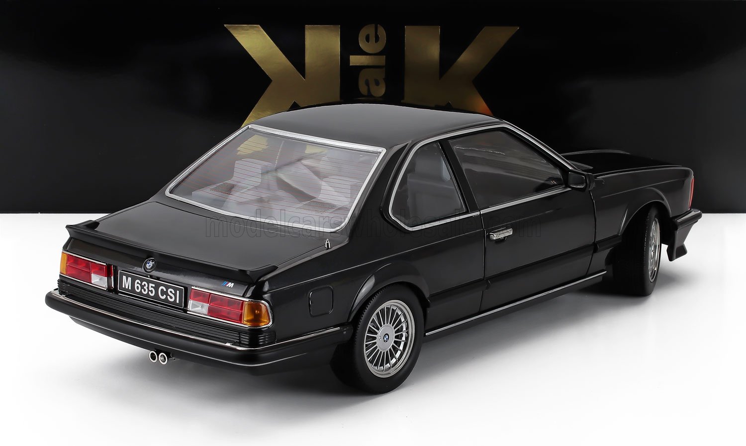 Modellino in scala 1/18 di BMW M 635 CSI nera con dettagliate viste posteriori e laterali disponibile su Vroomi.