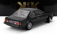 Modellino in scala 1/18 di BMW M 635 CSI nera con dettagliate viste posteriori e laterali disponibile su Vroomi.