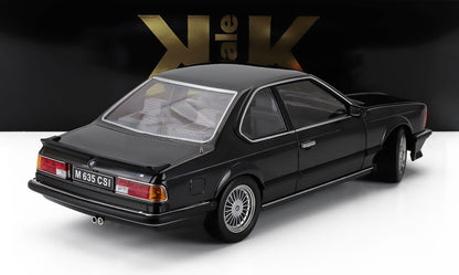 Modellino in scala 1/18 di BMW M 635 CSI nera con dettagliate viste posteriori e laterali disponibile su Vroomi.