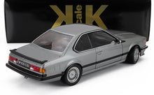 Modellino BMW M635CSi color argento visto da dietro con spoiler nero e scatola dorata in scala KK, disponibile su Vroomi.