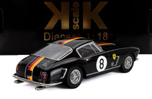 Modellino Ferrari in scala 1:18 nero con strisce da corsa e numero 8, in vendita su Vroomi.