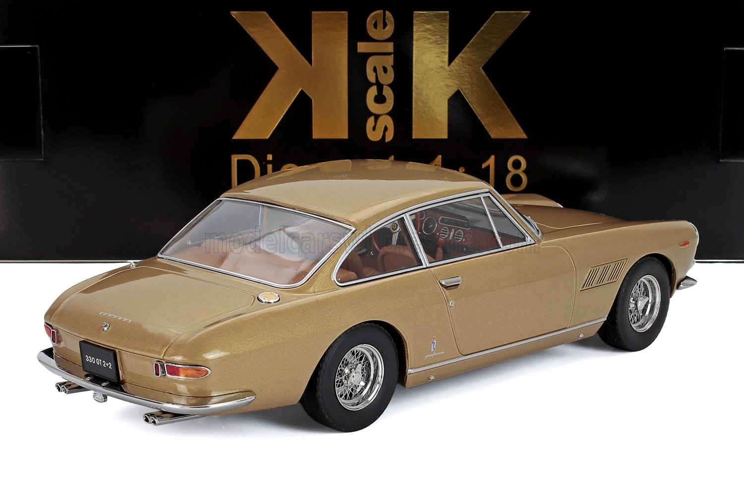 Primo piano del modellino diecast Ferrari 330 GT 2+2 dorato in scala 1:18, disponibile sulla piattaforma Vroomi.