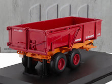 Modellino in scala dettagliato di un rimorchio agricolo rosso e arancione con doppie ruote nere, disponibile solo da Vroomi.