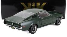 Modellino classico Ford Mustang GT del 1968, verde scuro con ruote nere, esposto con confezione, ora disponibile tramite Vroomi.