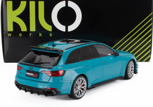 Modellino di Audi RS4 color verde acqua con kit aerodinamico Darwin Pro davanti alla scatola Kilo Works, disponibile su Vroomi.